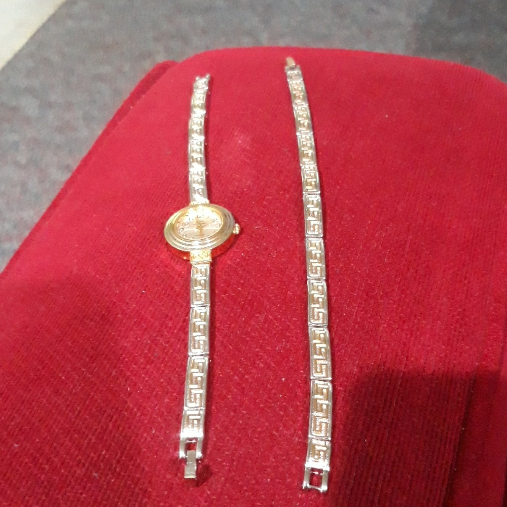 A Gloria Vanderbilt  quartz watch and bracelet